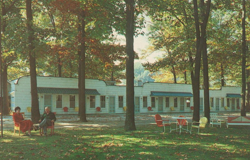 Edgewood Court Motel - Vintage Postcard